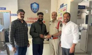 Lineman's Integrity Shines: Returns Rs 2 Lakh Bag Dropped by Biker in Lallaguda