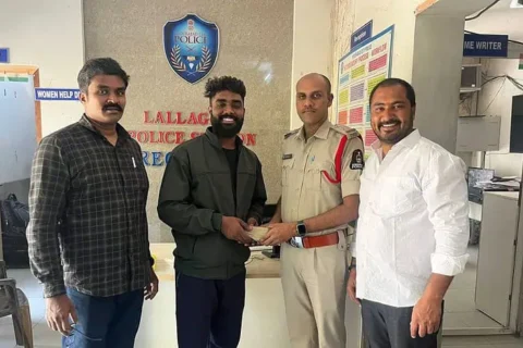 Lineman's Integrity Shines: Returns Rs 2 Lakh Bag Dropped by Biker in Lallaguda